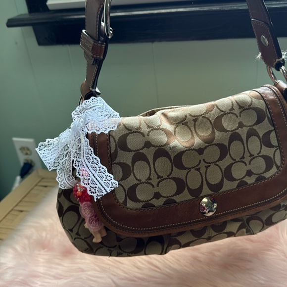 Coach Vintage Tan and Brown Signature Shoulder Bag - Picture 4 of 16